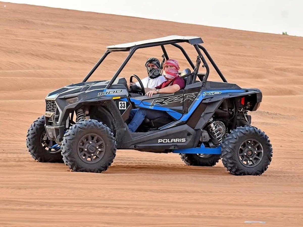 Passeio de buggy nas dunas do deserto de Abu Dhabi