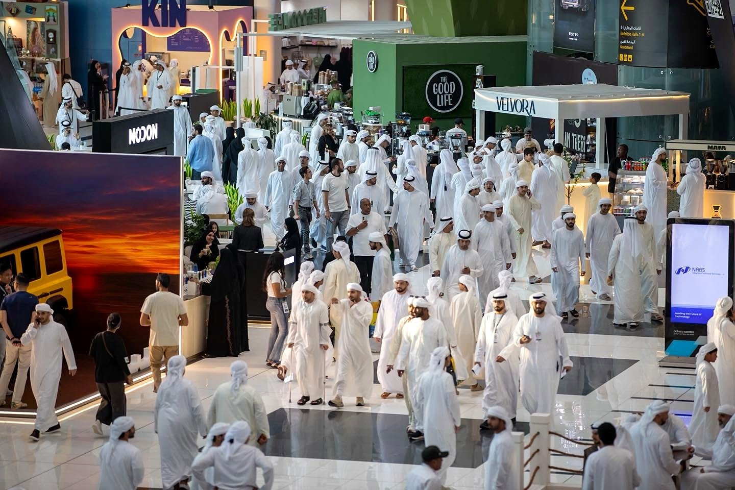 Visitantes circulando em feira internacional no ADNEC, em Abu Dhabi