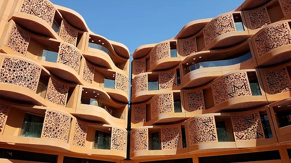 Fachadas com treliças árabes em prédio sustentável de Masdar City, Abu Dhabi