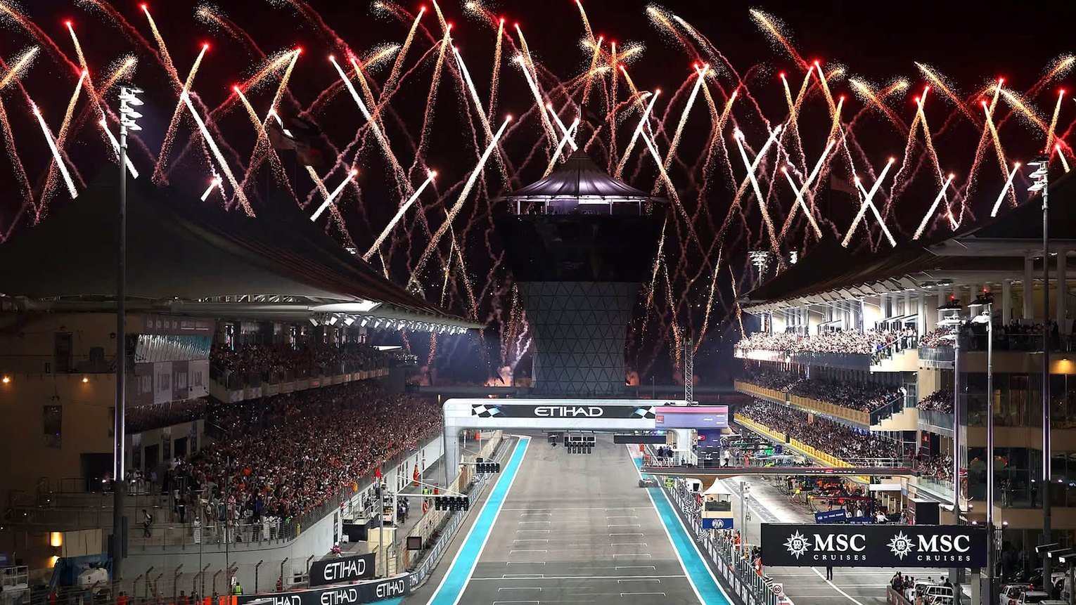 Fogos de artifício sobre a reta principal do circuito de Yas Marina no GP de Abu Dhabi de Fórmula 1