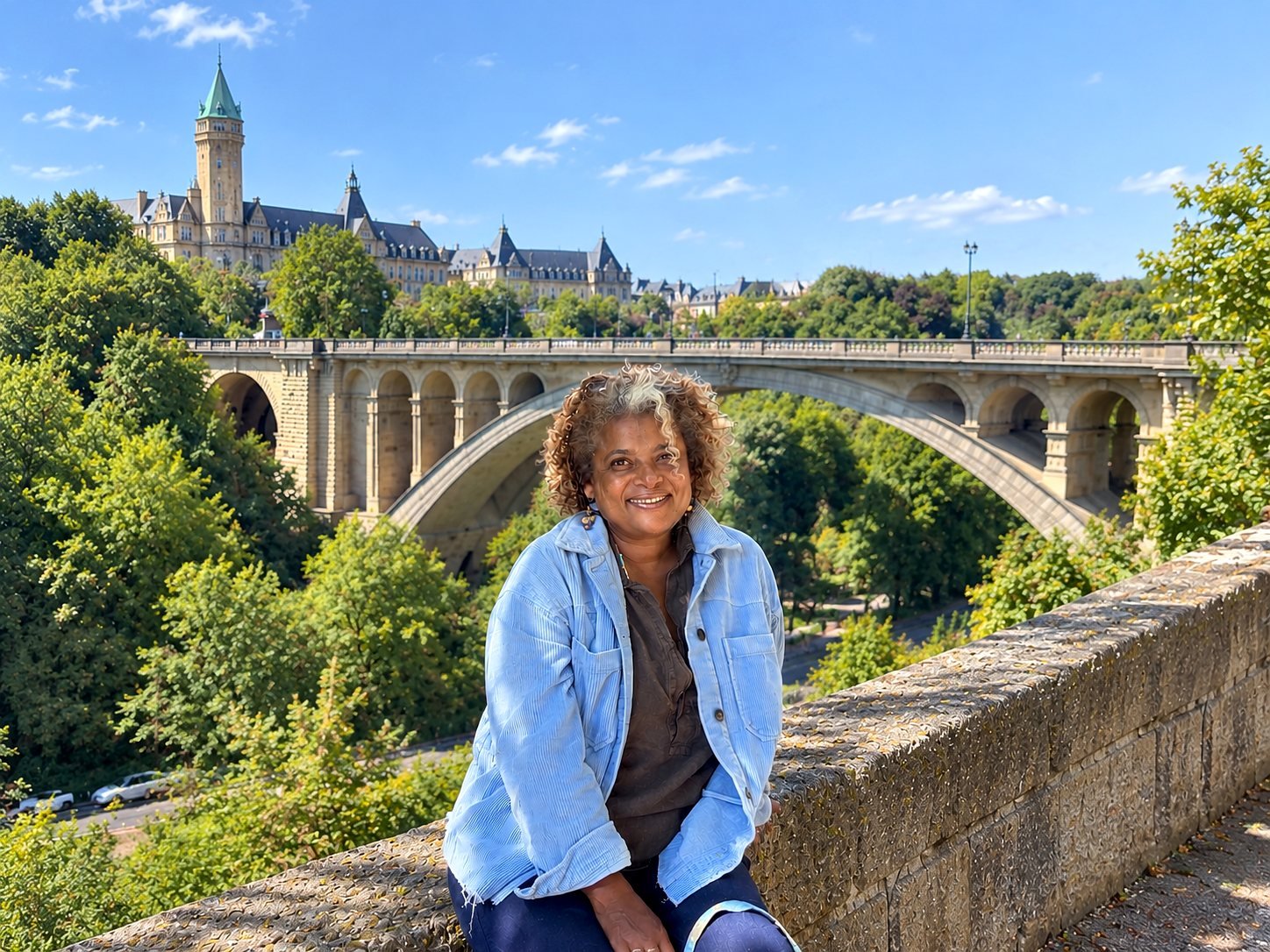 Graça, guia brasileira em Luxemburgo, em frente à Ponte Adolphe