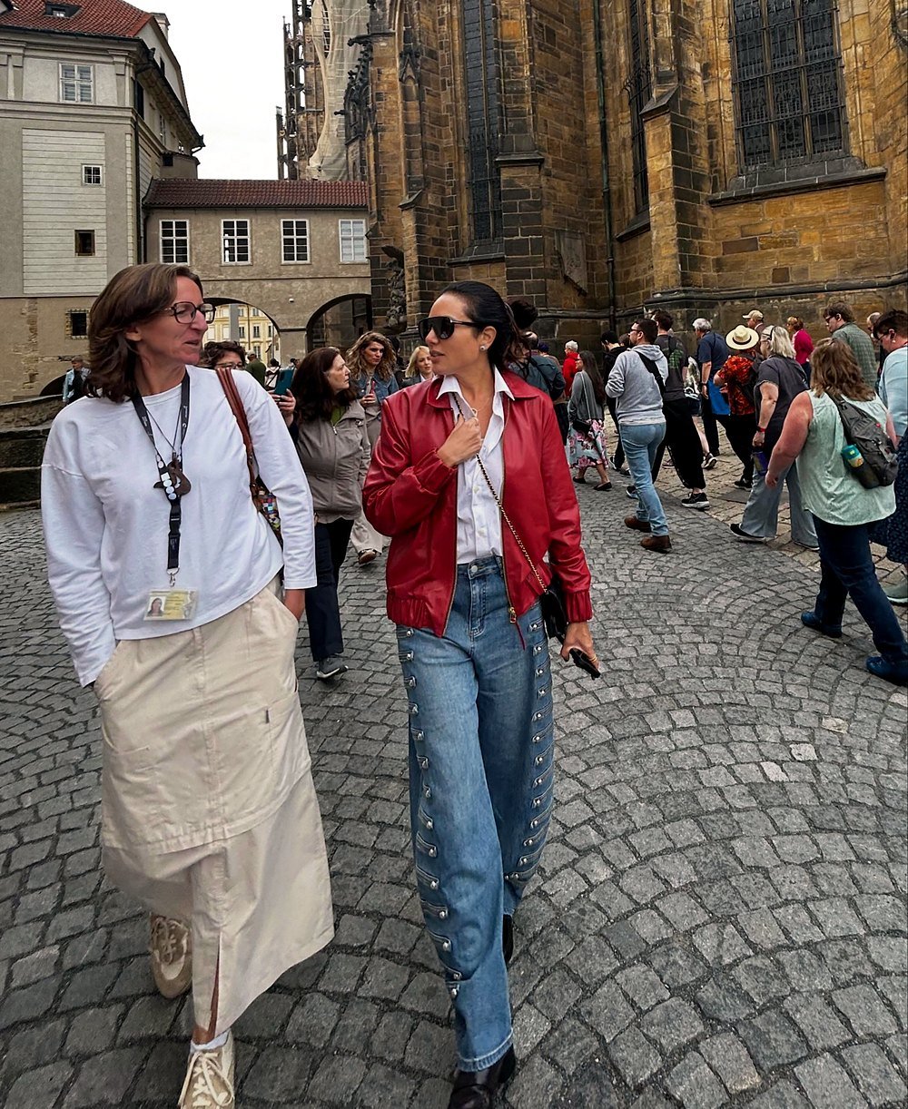Guia Martina conduzindo uma turista brasileira ao lado da Catedral de São Vito, no Castelo de Praga