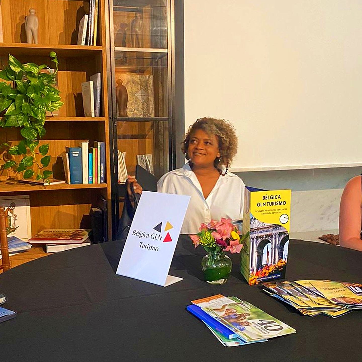Graça em evento da Bélgica GLN Turismo, com material de divulgação sobre a mesa