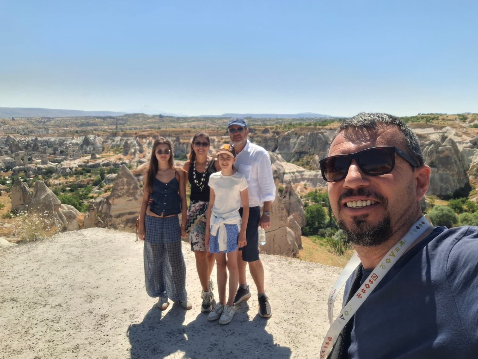 Guia da Kleos Tourism com família brasileira em mirante da Capadócia