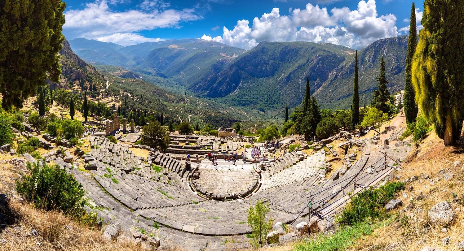 Teatro antigo e Templo de Apolo em Delfos, na Gr&eacute;cia, nas encostas do Monte Parnaso com o vale ao fundo