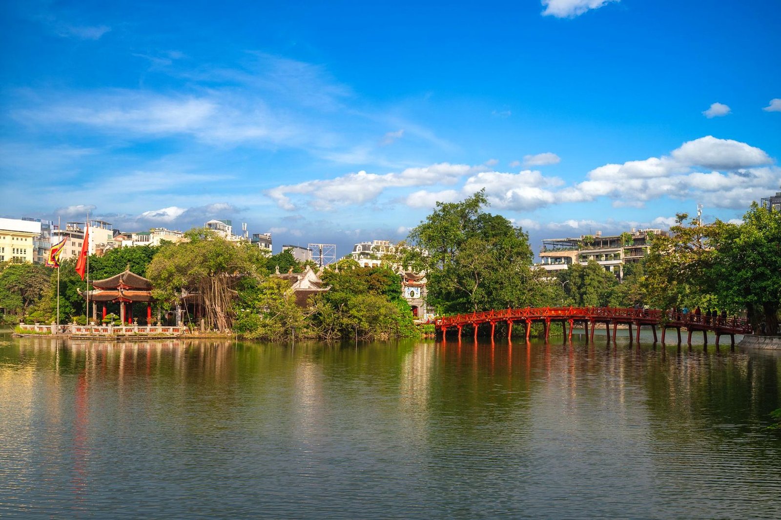 Lago Hoan Kiem com a ponte vermelha The Huc e o Templo Ngoc Son, no centro de Han&oacute;i, no Vietn&atilde;