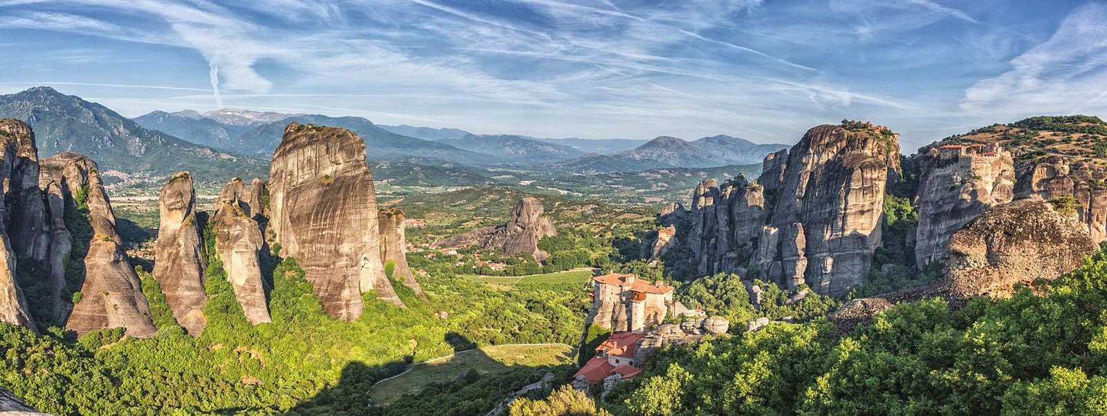 Panorama dos mosteiros de Meteora sobre os pilares de rocha, com o Mosteiro de Roussanou e o vale da Tessália, na Grécia