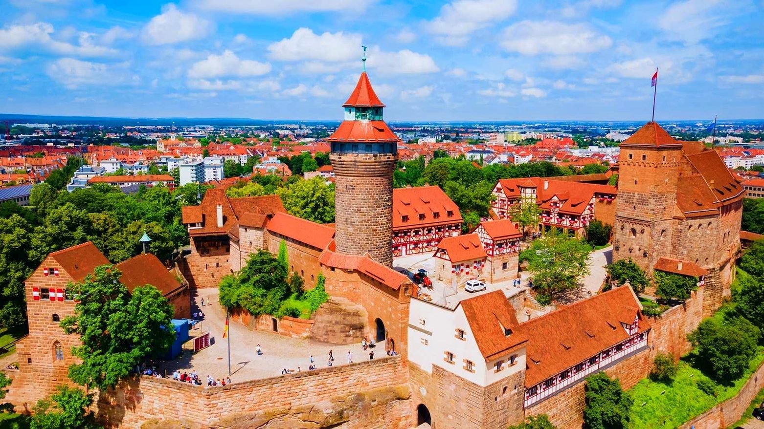 Vista aérea do Castelo Imperial de Nuremberg, com a Torre Sinwell, casas de enxaimel e os telhados vermelhos da cidade velha