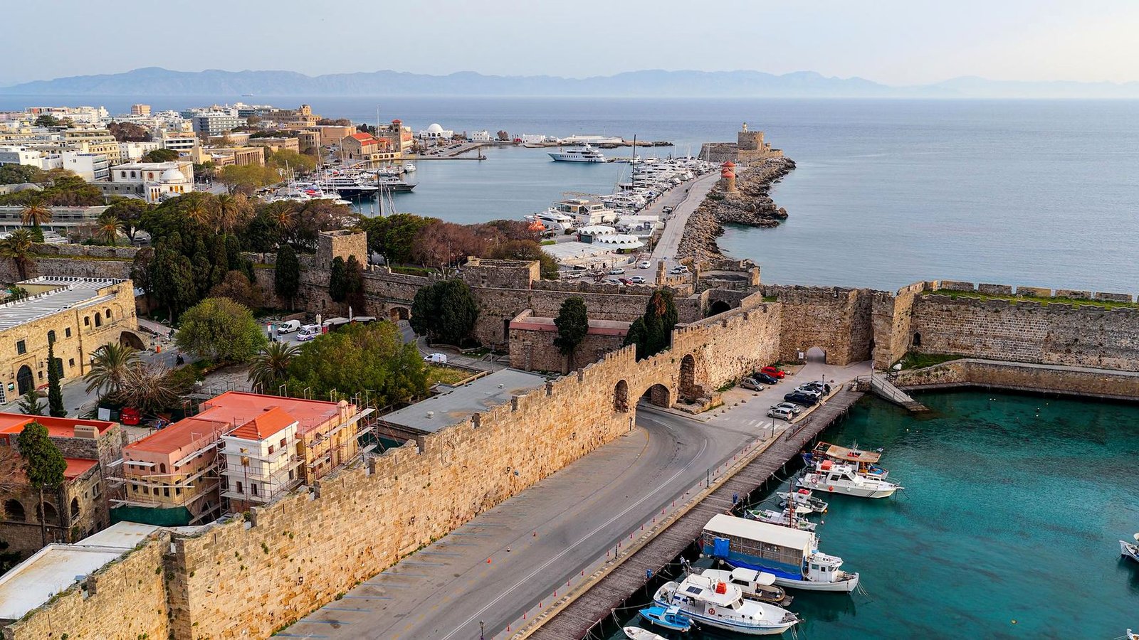 Vista a&eacute;rea das muralhas da Cidade Medieval de Rodes e do porto de Mandraki, na Gr&eacute;cia