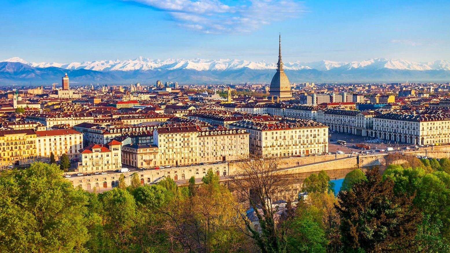 Vista de Turim com a Mole Antonelliana, o rio P&oacute; e os Alpes nevados ao fundo, na It&aacute;lia