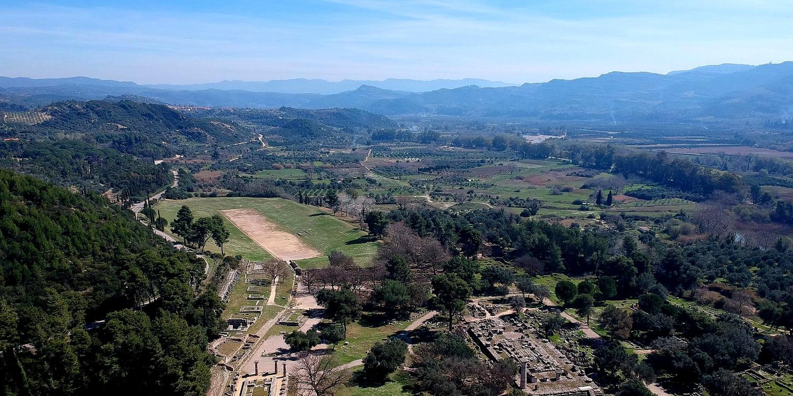 Vista a&eacute;rea de Ol&iacute;mpia, na Gr&eacute;cia, com o Est&aacute;dio Antigo, o s&iacute;tio arqueol&oacute;gico e o vale do rio Alfeu