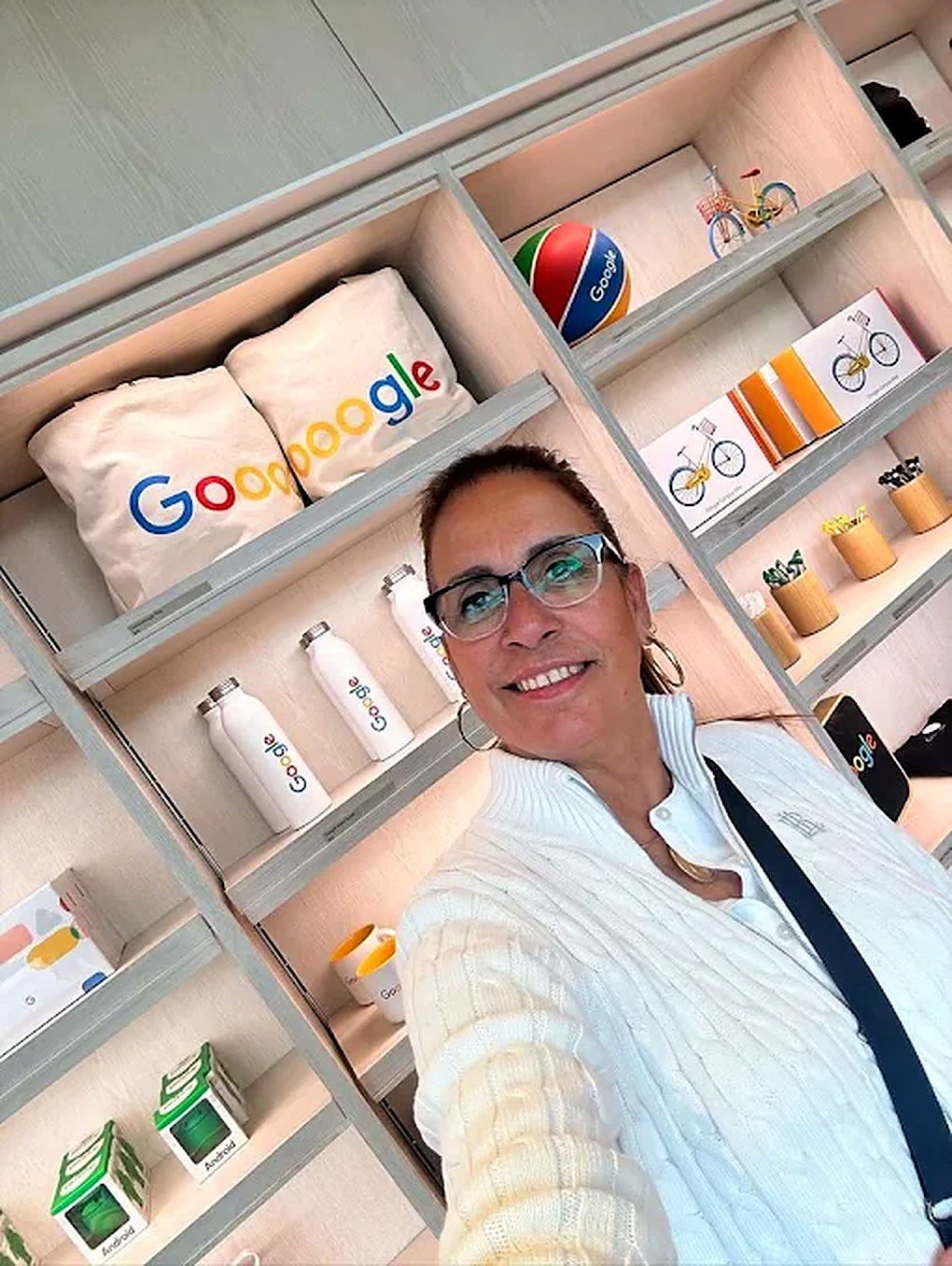 Andréia Brum na loja do Google Visitor Experience, em Mountain View
