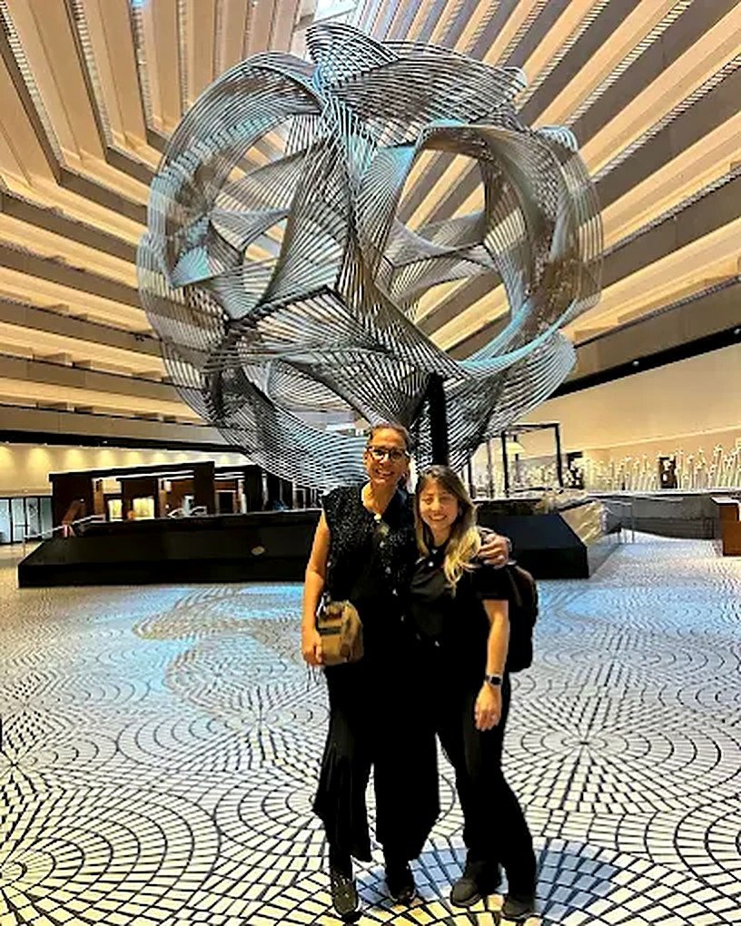 Andréia Brum com uma cliente num hotel em São Francisco