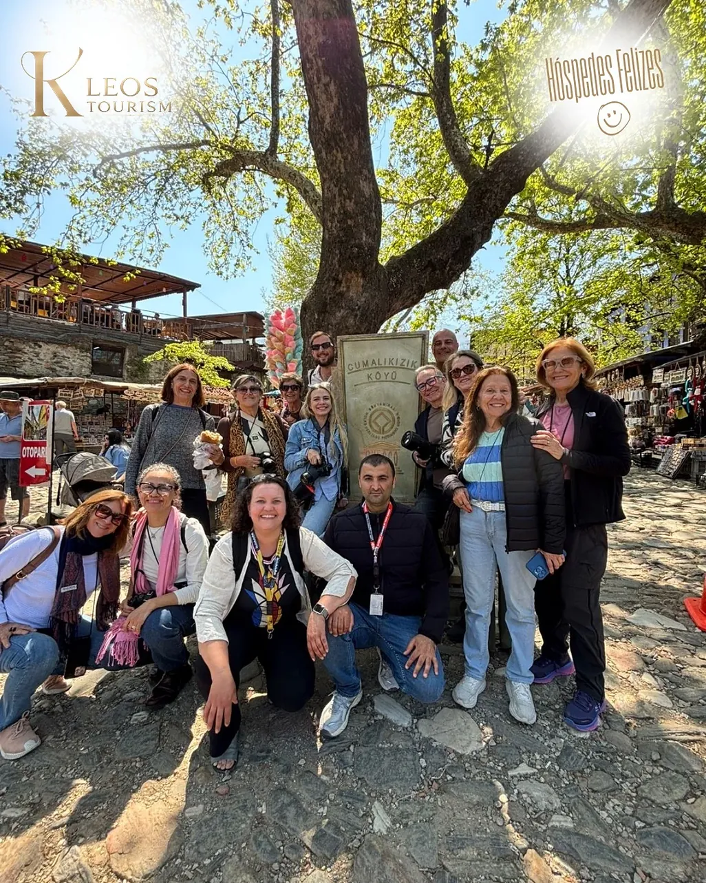 Grupo de brasileiros com o guia da Kleos Tourism em passeio pela Turquia