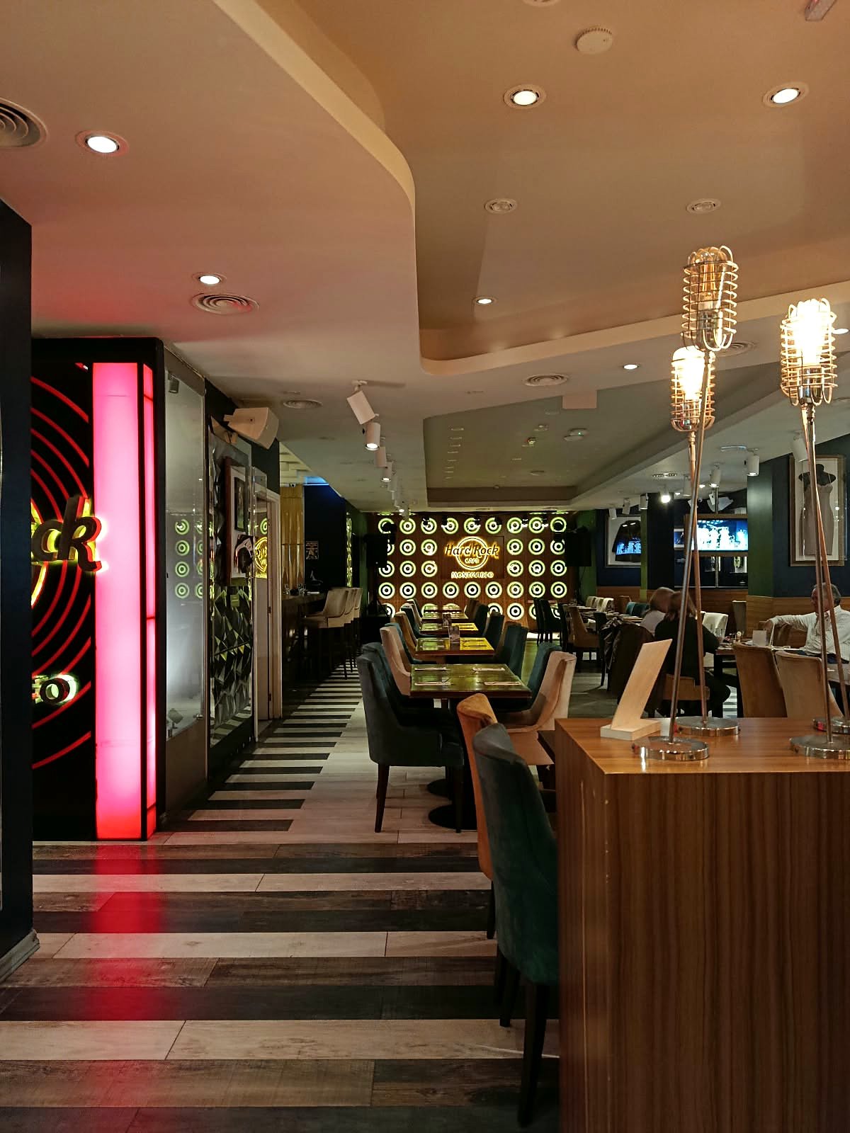 Salão interno do Hard Rock Café Montevideo com palco iluminado