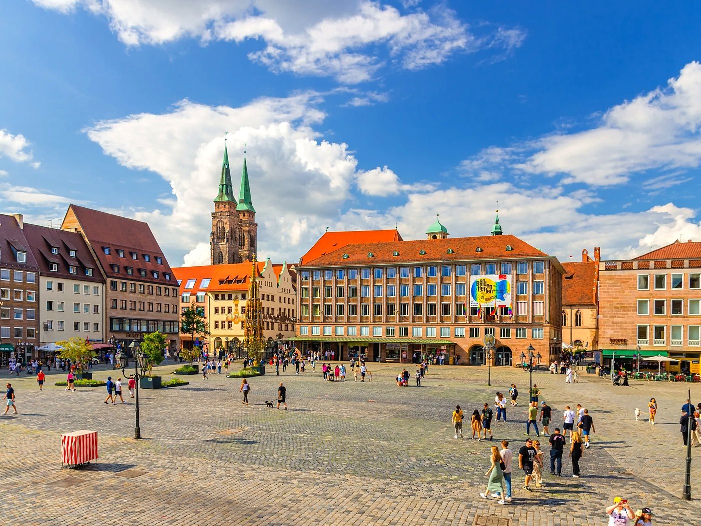 Praça Hauptmarkt de Nuremberg com a fonte Schöner Brunnen e as torres da Igreja de São Sebaldo ao fundo