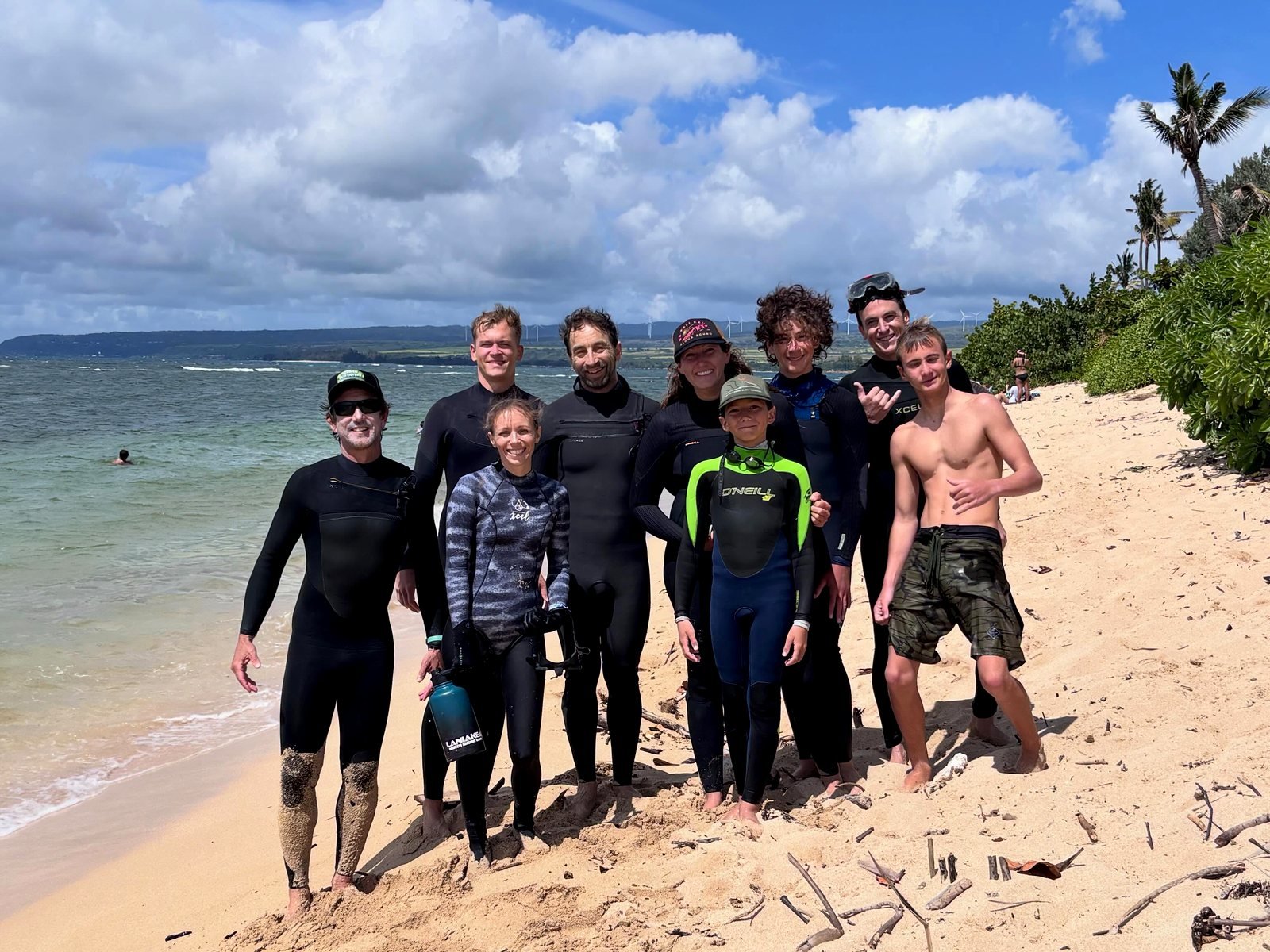 Ricardo Taveira com grupo de clientes em praia da North Shore de Oahu, Havaí