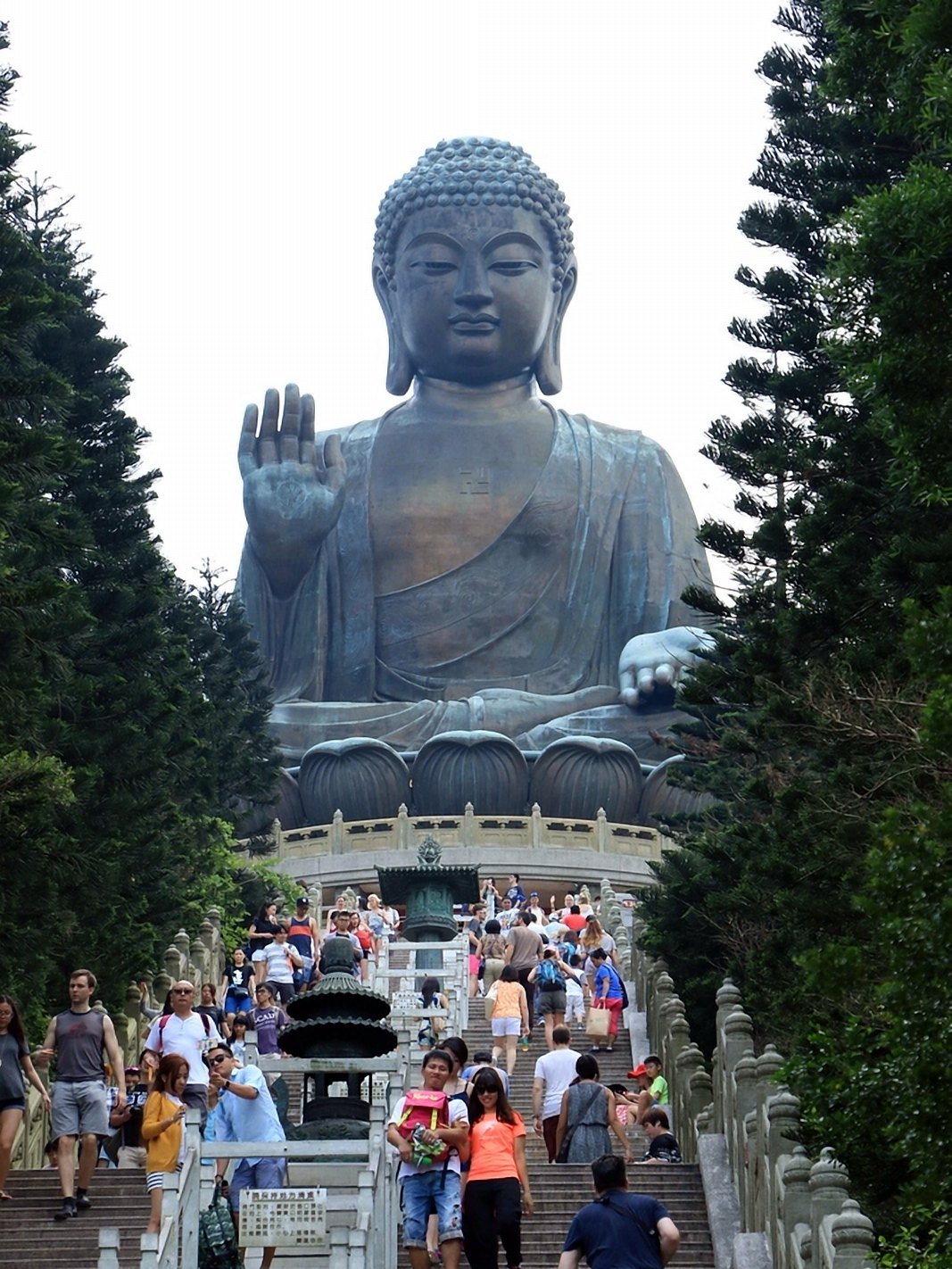 Escadaria do Big Buddha (Tian Tan Buddha) na ilha de Lantau, em Hong Kong