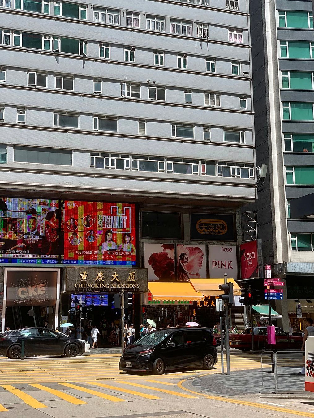 Nathan Road e a entrada do Chungking Mansions em Tsim Sha Tsui