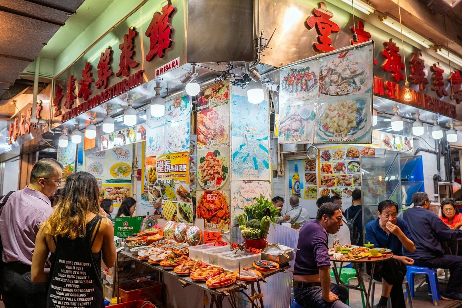 Restaurante de frutos do mar no mercado noturno de Temple Street, em Hong Kong
