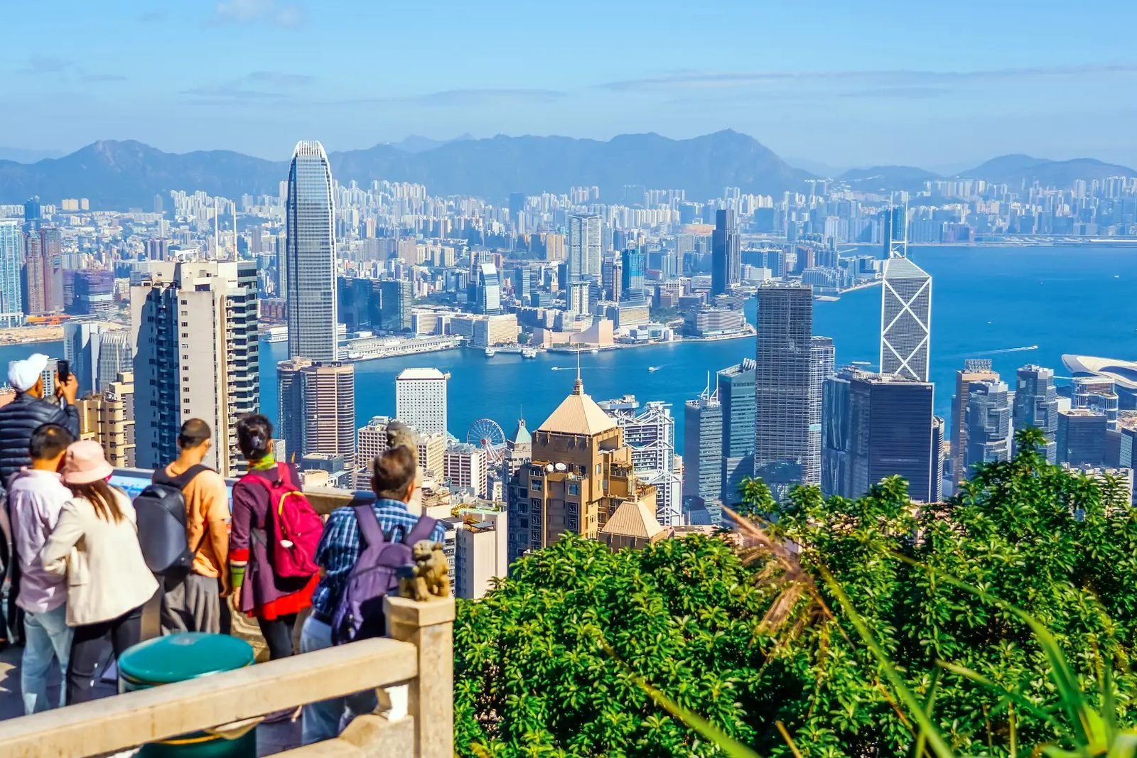 Turistas no mirante do The Peak com vista para o porto de Hong Kong