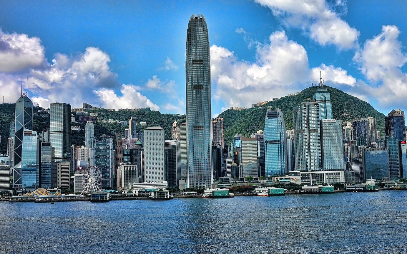 Skyline de Hong Kong visto do Victoria Harbour, com o edifício IFC e a roda-gigante