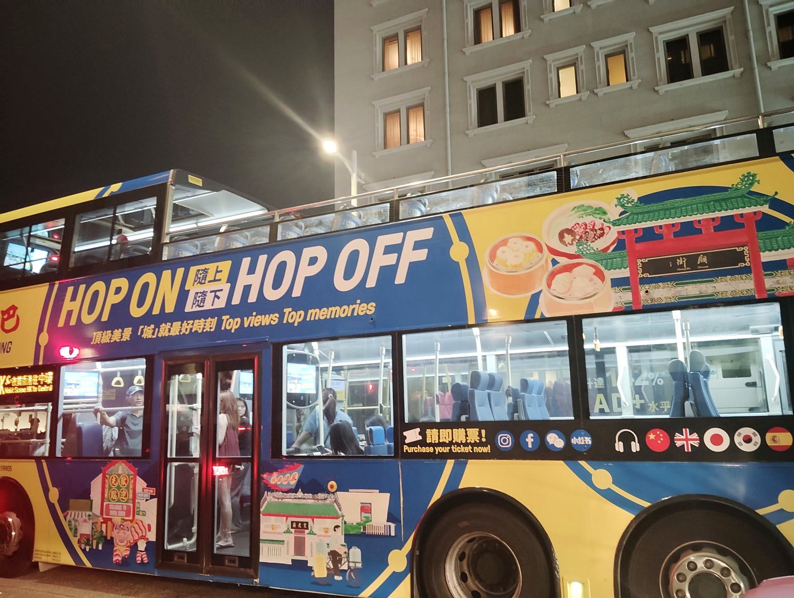 Ônibus turístico hop-on hop-off de dois andares em Hong Kong à noite