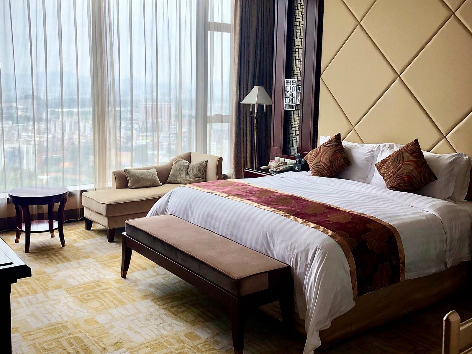 Quarto clássico de hotel em Guangzhou com janelas amplas e vista da cidade
