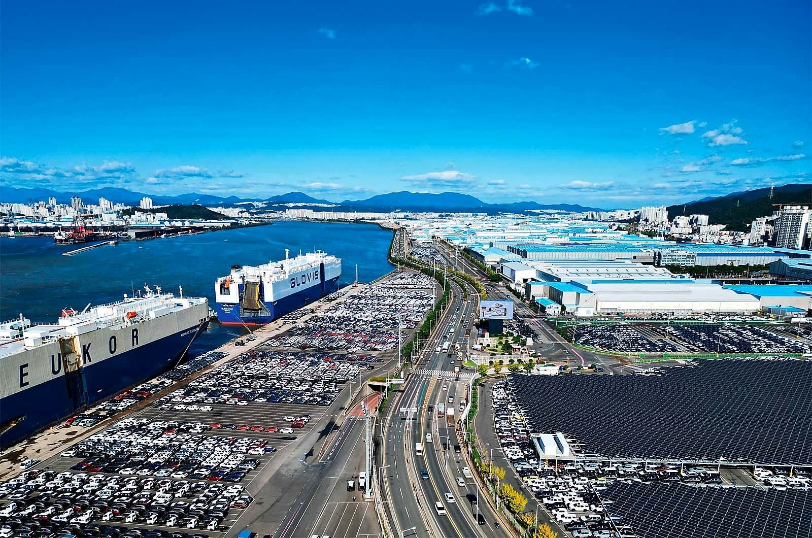 Porto exclusivo da fábrica da Hyundai em Ulsan com navios carregando carros para exportação