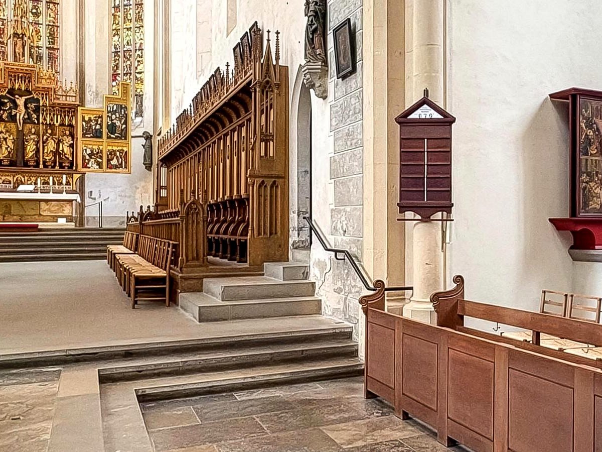 Interior da Igreja de São Jacó em Rothenburg, com o altar-mor gótico dourado, vitrais e cadeiral de madeira