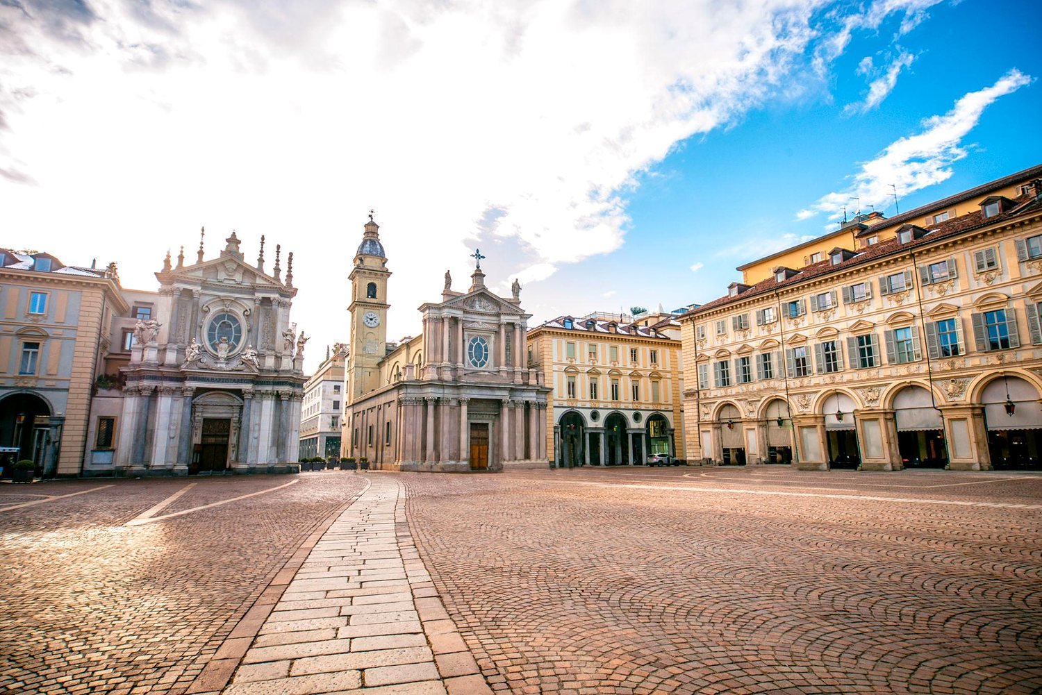 Piazza San Carlo com cal&ccedil;amento de pedra, arcadas e as igrejas g&ecirc;meas, em Turim