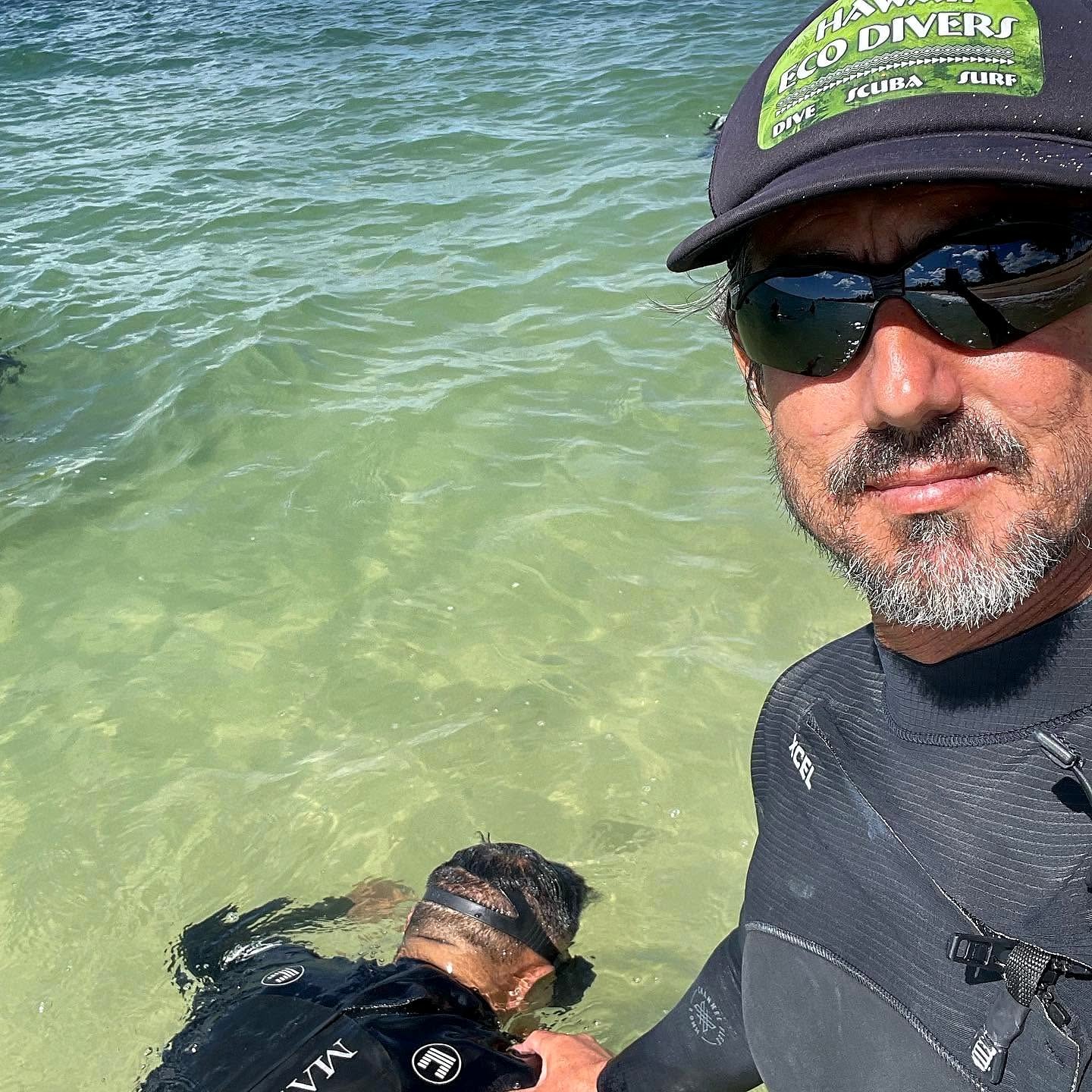 Ricardo Taveira, guia brasileiro no Havaí, durante passeio no mar de Oahu