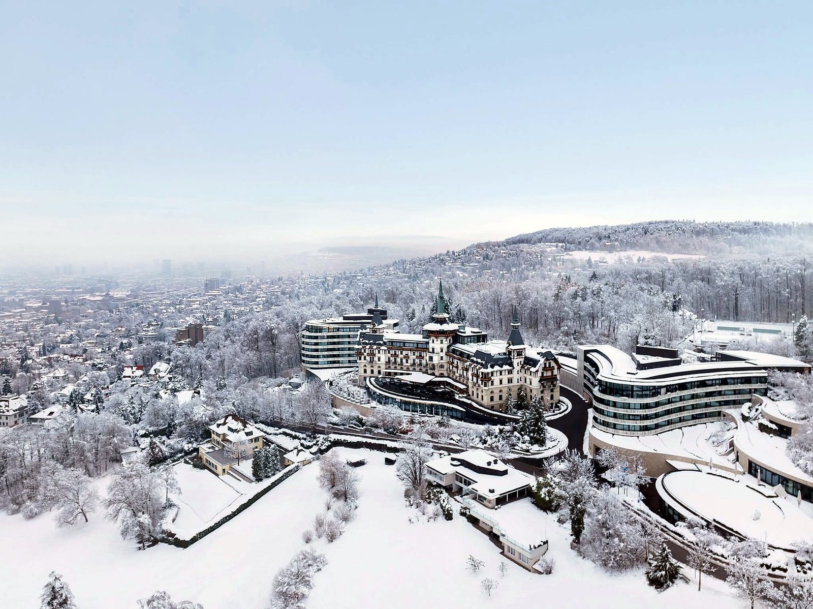Zurique coberta de neve no inverno com o hotel Dolder Grand na colina