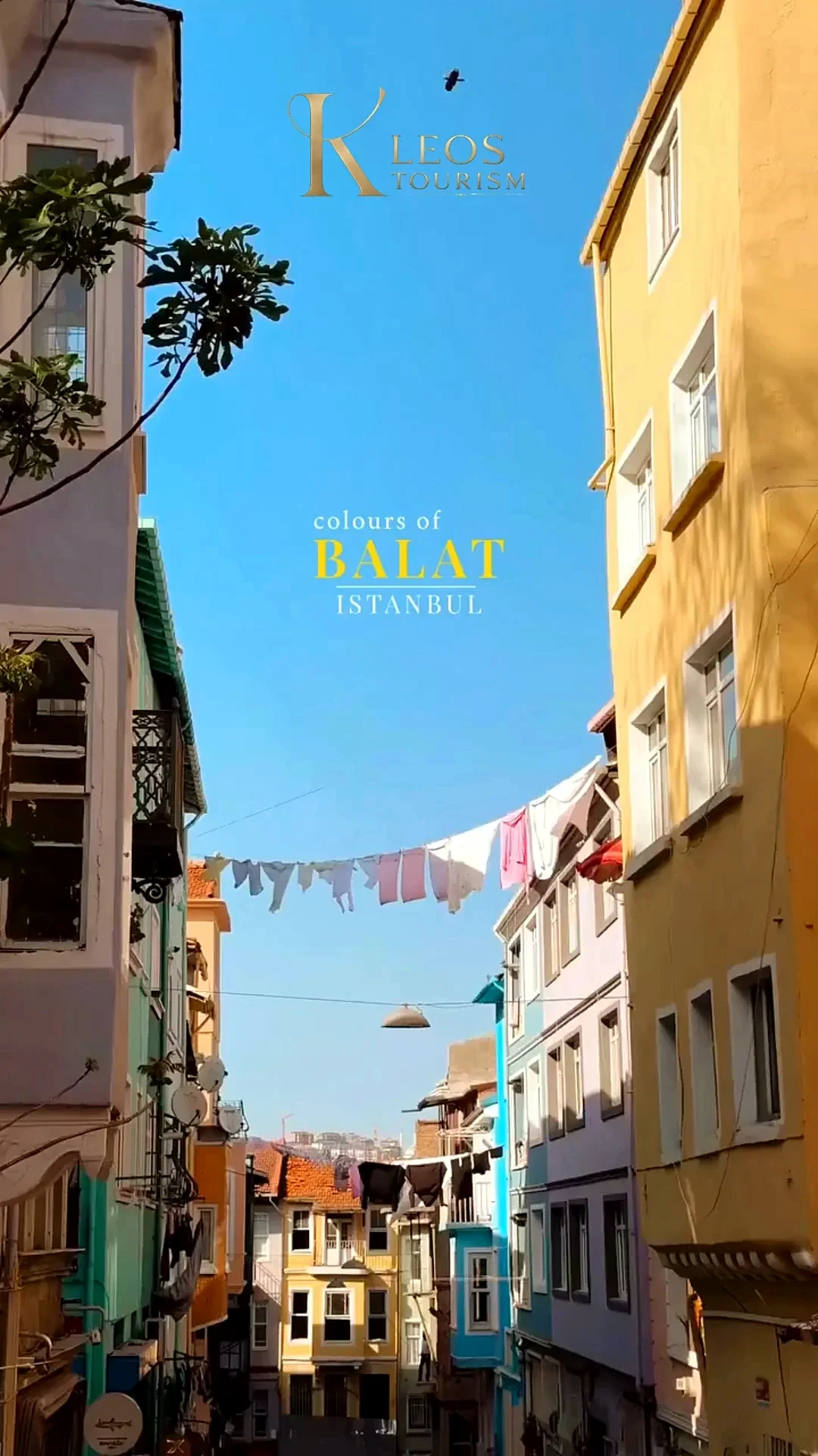Casas coloridas e varais na rua de Balat, bairro histórico de Istambul