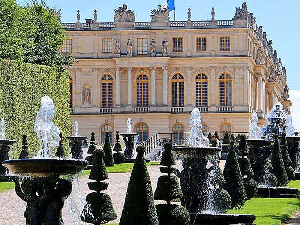 Fontes e jardins diante do Palácio de Versalhes