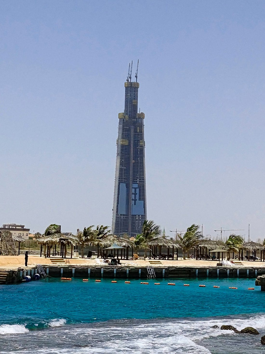 Jeddah Tower em construção vista de um clube de praia no Mar Vermelho