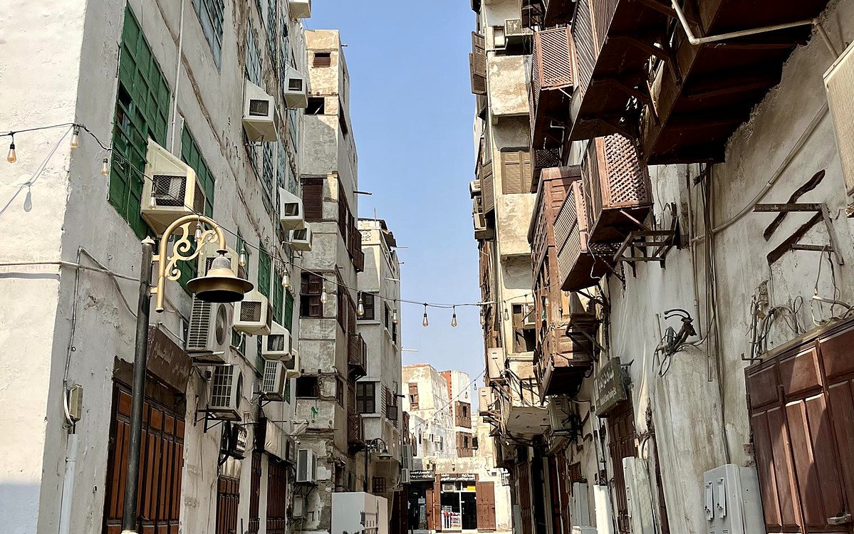 Rua de Al-Balad, centro histórico de Jidá, com casas antigas e balcões de madeira (rawashin)