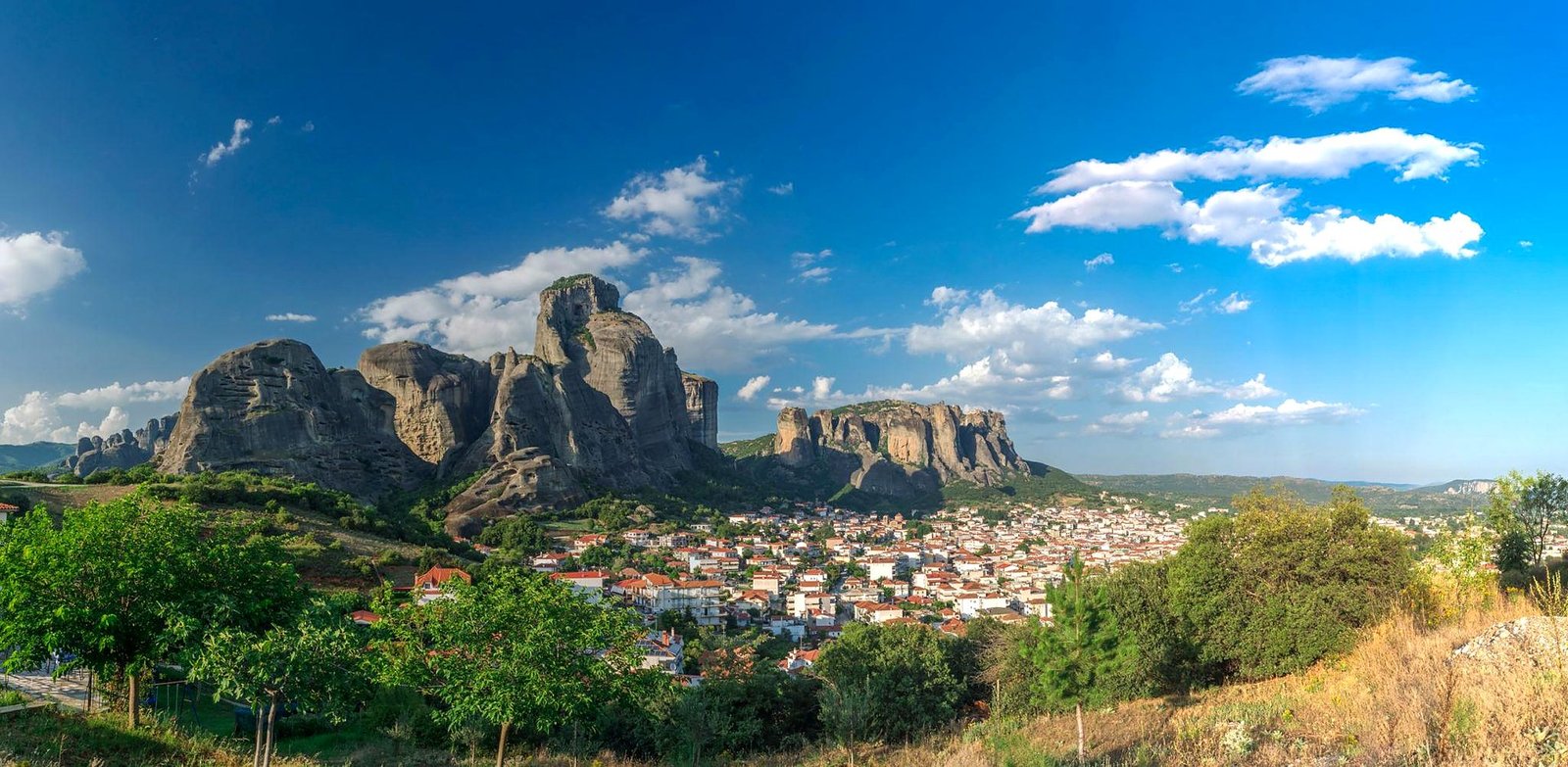 Panorama de Kalambaka aos pés das rochas de Meteora, na Grécia, com céu azul