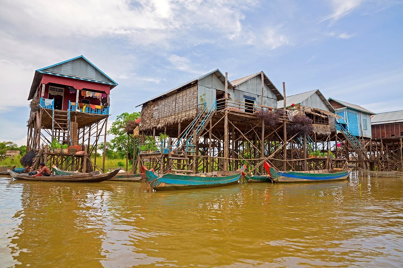 Casas sobre palafitas e canoas na vila de Kampong Phluk, perto de Siem Reap