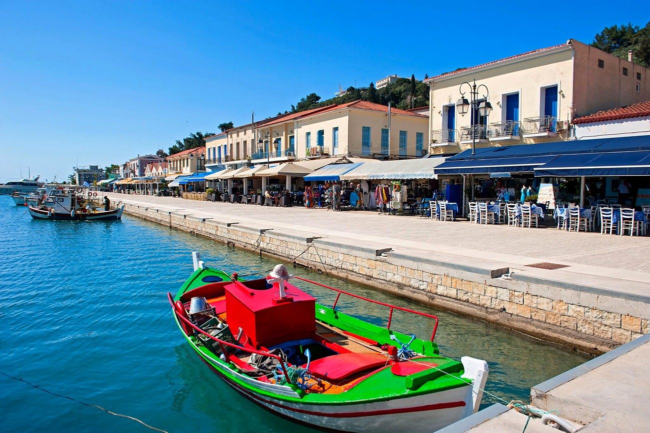 Porto de Katakolo com barcos, casinhas e tavernas &agrave; beira-mar