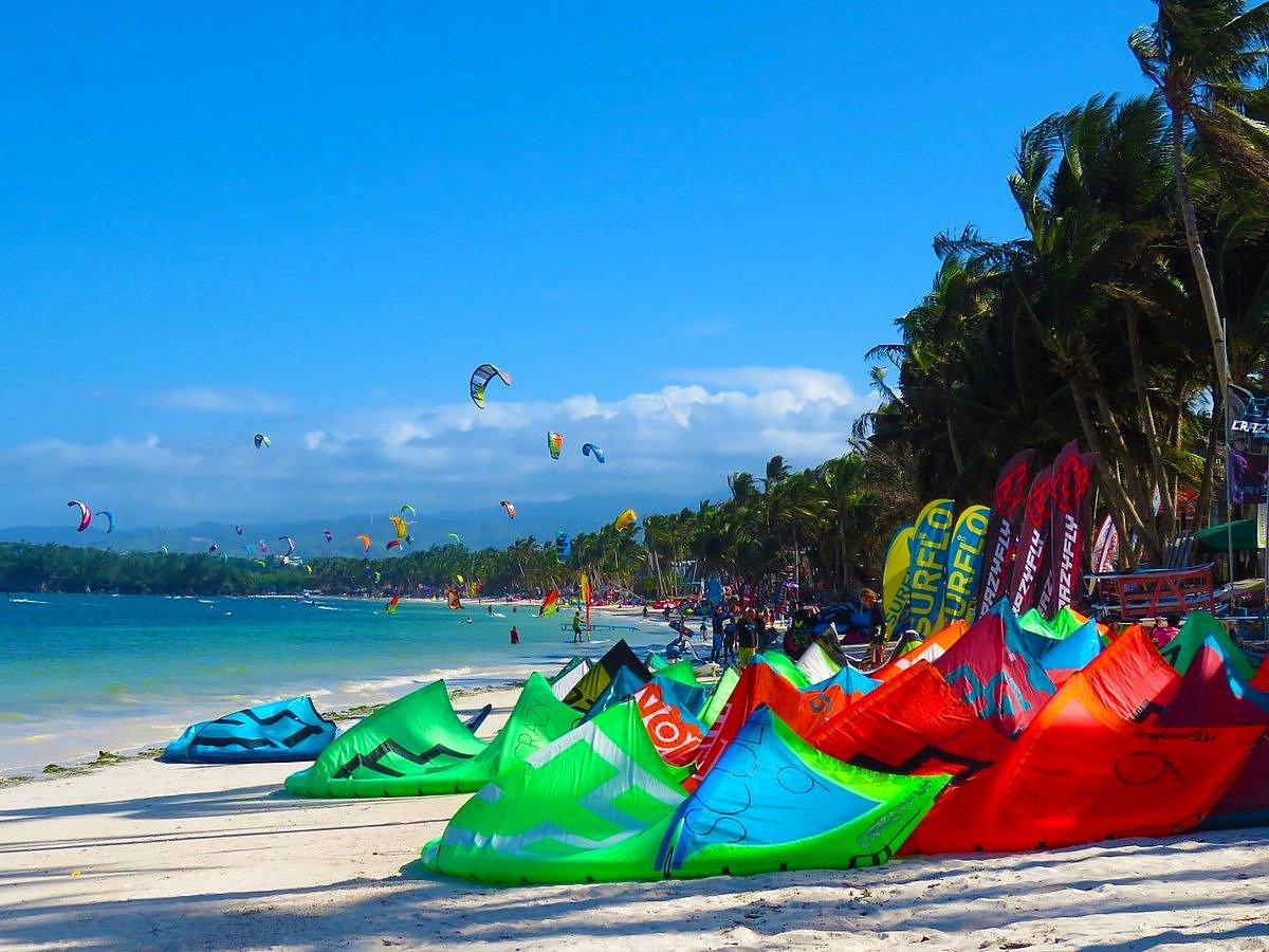 Pipas de kitesurf coloridas na areia e no c&eacute;u da Bulabog Beach, em Boracay