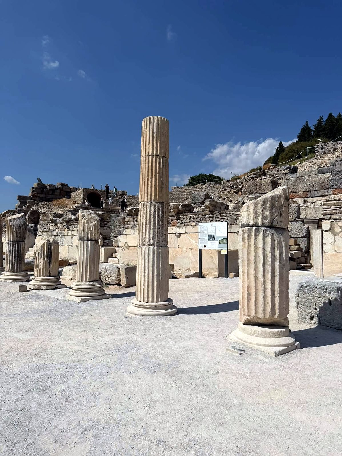 Colunas de mármore da Ágora Estatal, com o Odeon ao fundo, em Éfeso