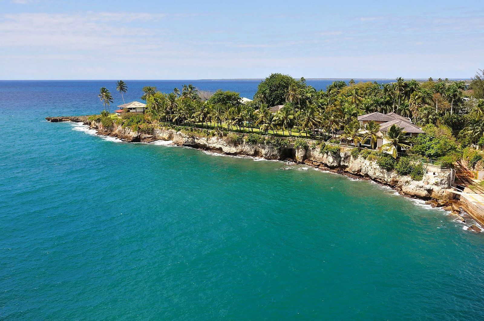 Costa de La Romana com falésias, coqueiros e mar azul-turquesa
