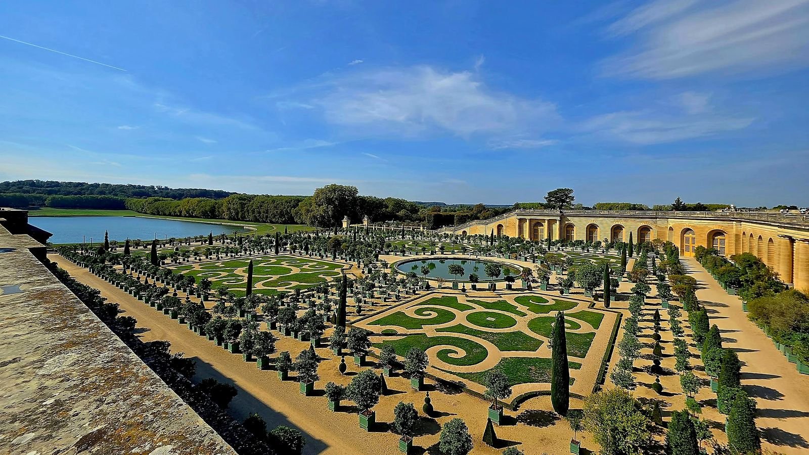 Laranjal e jardins do Palácio de Versalhes vistos do alto