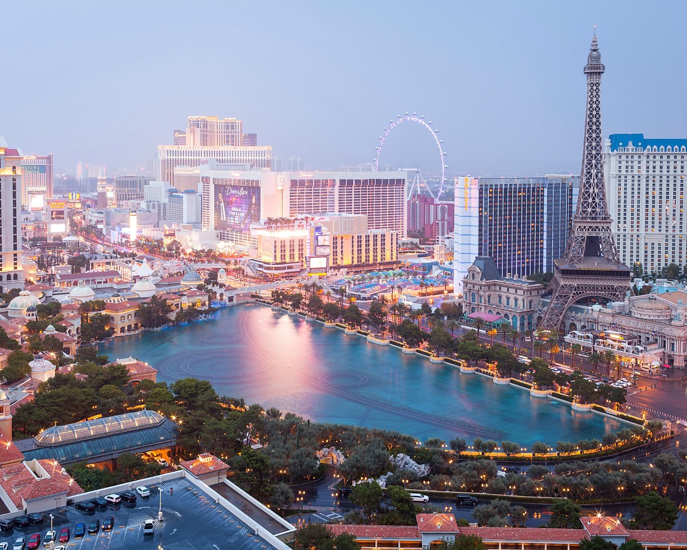 Vista do alto do lago e das fontes do Bellagio com a Torre Eiffel e a roda-gigante High Roller ao fundo