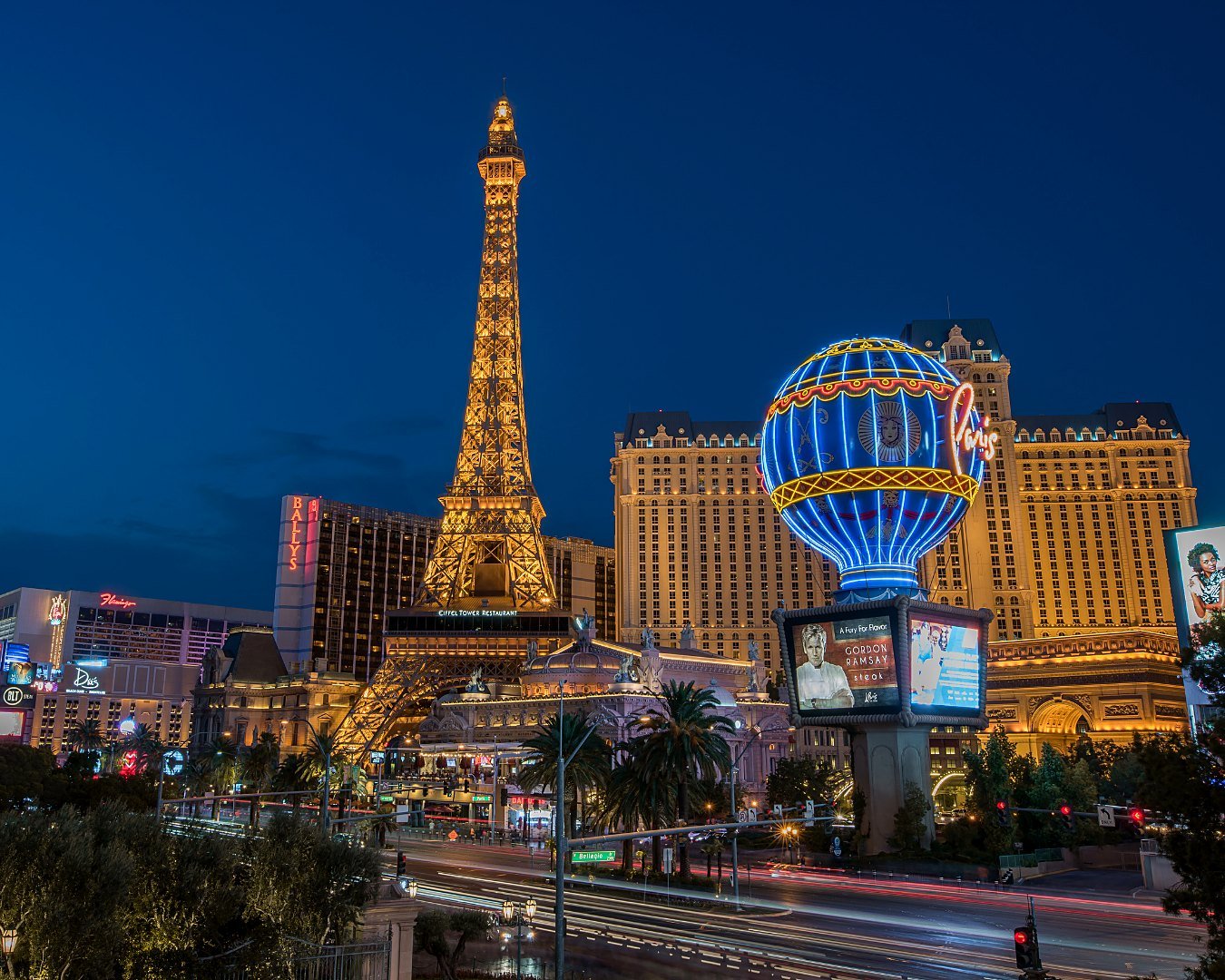 Torre Eiffel e balão iluminado do hotel Paris Las Vegas ao anoitecer