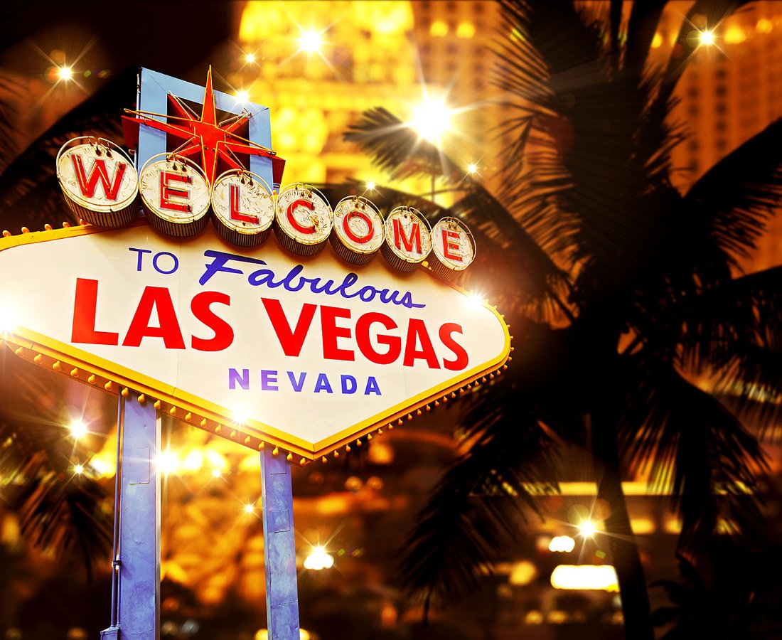 Placa Welcome to Fabulous Las Vegas iluminada à noite, ponto de partida do city tour