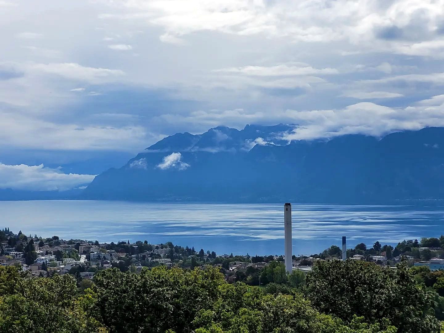 Vista do Lago Léman e dos Alpes a partir de Lausanne