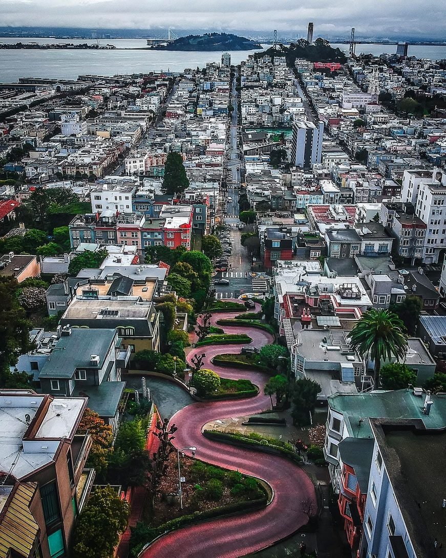 Vista aérea da Lombard Street, a rua das curvas em São Francisco