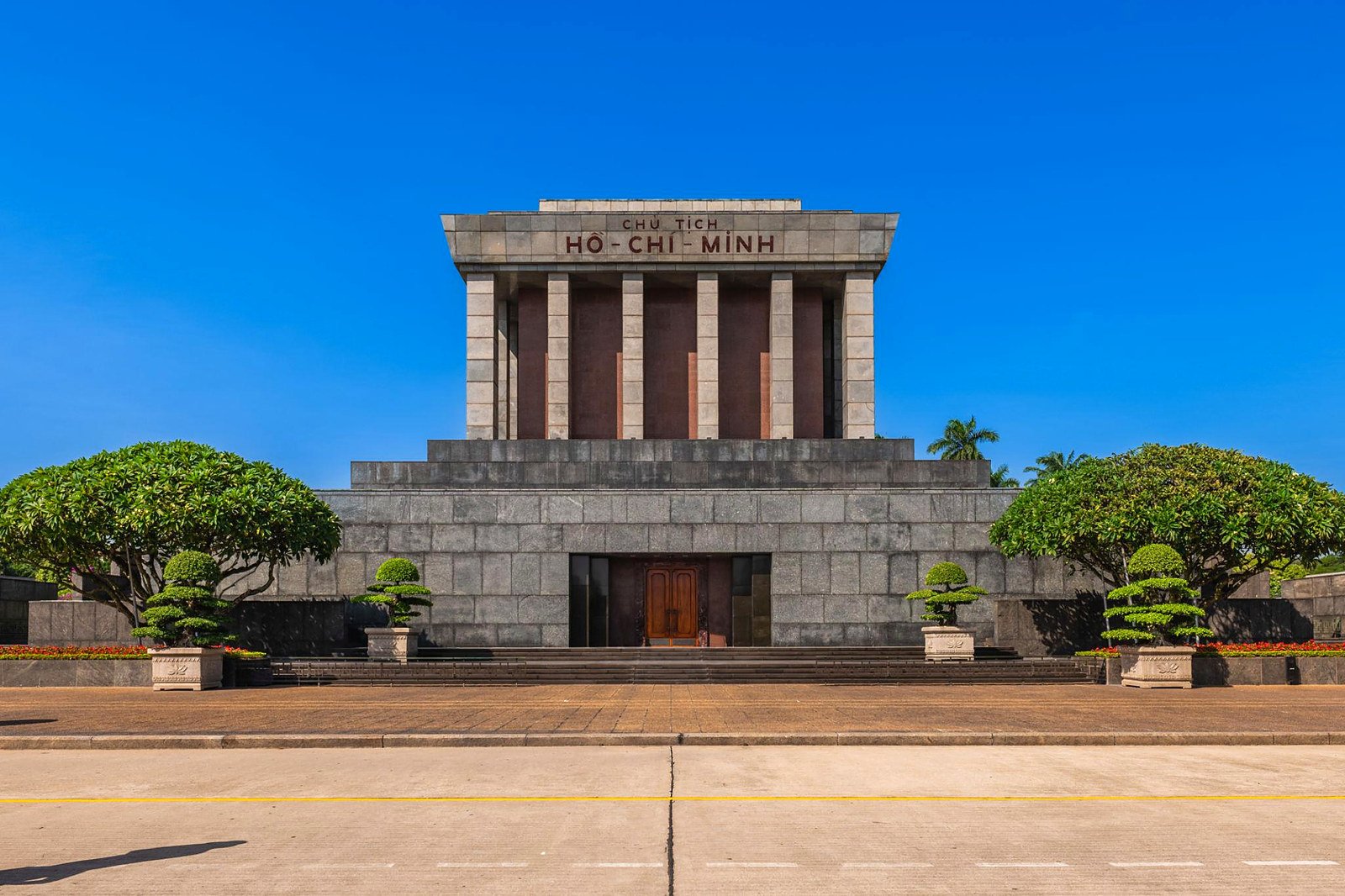 Fachada do Mausol&eacute;u de Ho Chi Minh na Pra&ccedil;a Ba Dinh, em Han&oacute;i, sob c&eacute;u azul